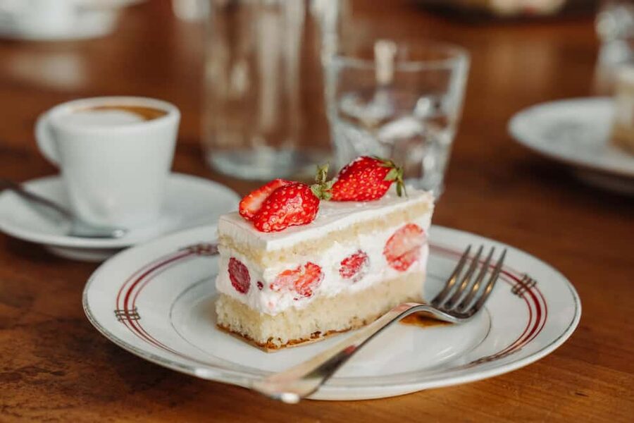 Paris: Pastries and Chocolate Walking Food Tour - Meeting point at Rue du Faubourg Montmartre: arrive hungry and early