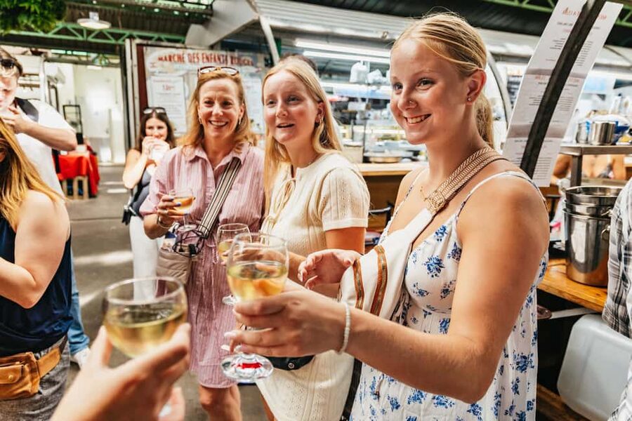 Paris: Walking Food Tour with Cheese, Wine and Delicacies - Starting at Le Repaire de Bacchus: How the Walk Gets Going