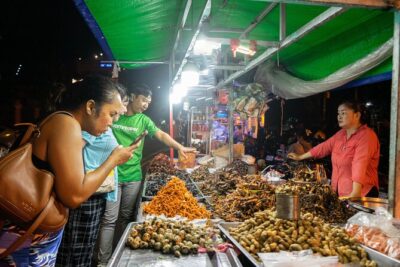 Phnom Penh Evening Food Tour - Inclusive 5 stops local Tastings - How the tuk-tuk and guide setup improves your food choices