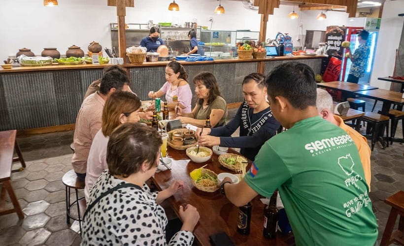 Phnom Penh: Evening Food Tour with Drinks & Tuk Tuk Included - How this Phnom Penh night food tour gives you the city fast