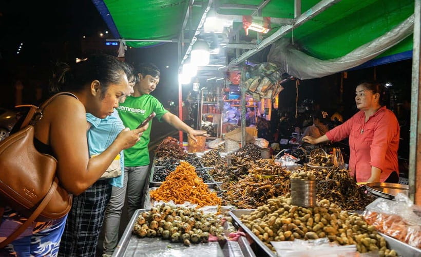 Phnom Penh: Evening Food Tour with Drinks & Tuk Tuk Included - The backstreet bar beer hour: finish the night without rushing