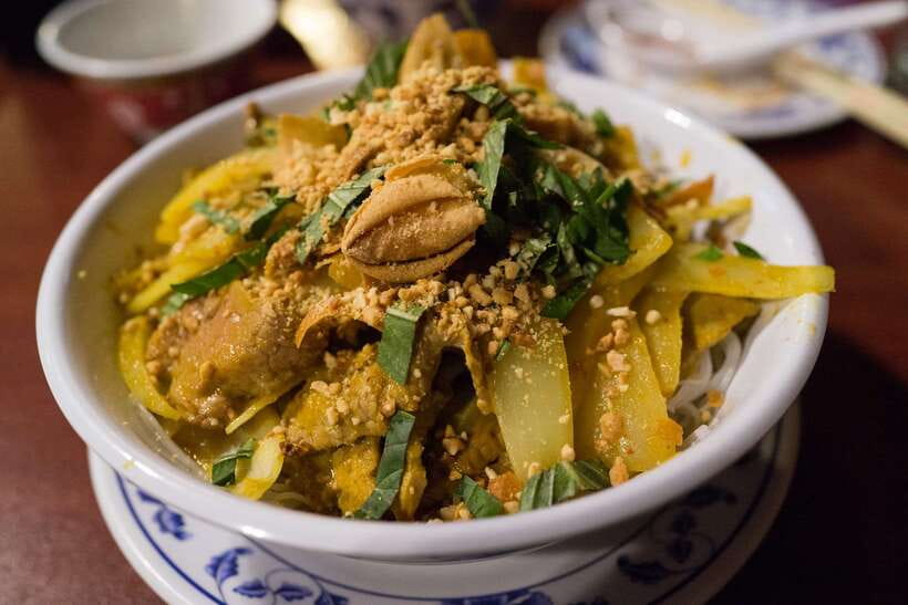 Phnom Penh: Evening Food Tour with Drinks & Tuk Tuk Included - What to tell your guide: allergies, spice limits, and insect options
