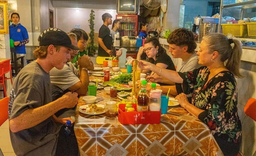 Phnom Penh: Night Foodie Tour by Tuk Tuk with Drinks - How the 6:00 pm start shapes the whole experience