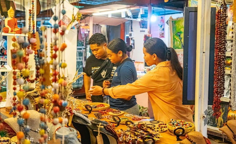 Phnom Penh: Night Foodie Tour by Tuk Tuk with Drinks - The Royal Palace photo stop and what it means for your meal route