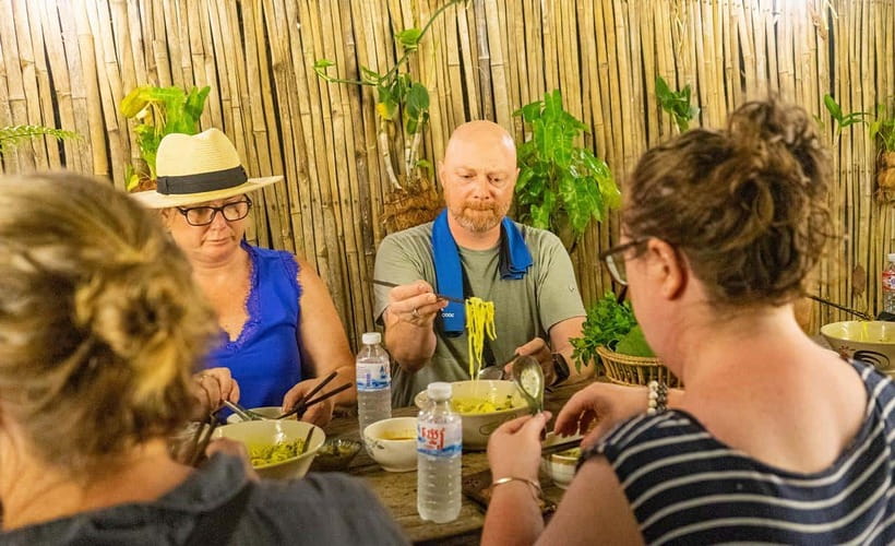 Phnom Penh: Night Foodie Tour by Tuk Tuk with Drinks - Food tastings: how to handle 10+ bites without getting sick