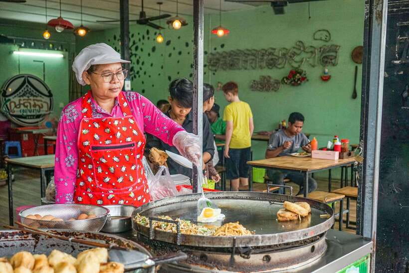 Phnom Penh Night Foodie Vespa Tour / Tuk Tuk Available - Russian Market photo stops and dessert time