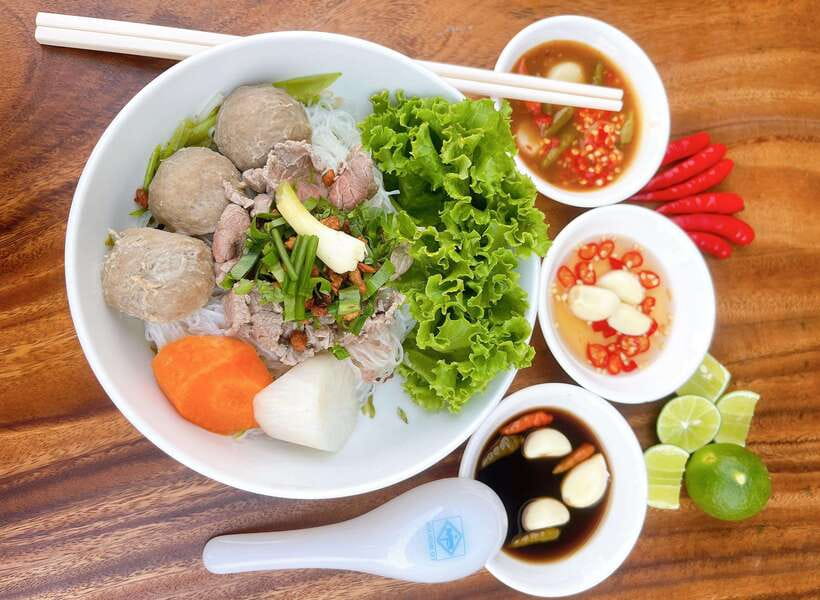 Phnom Penh: Street Art & Food Tour by Tuk-Tuk - Boeng Keng Kang Market Breakfast: Noodles, Pork Rice, Coffee, and What’s in Season