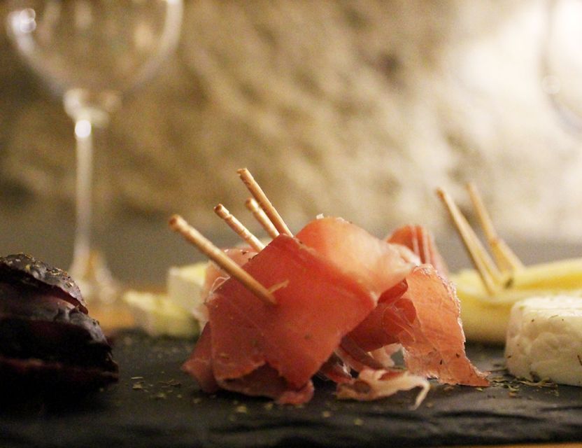 Porto: Wine Tasting with Tapas Walking Tour - The tapas stop: where wine and local bites meet