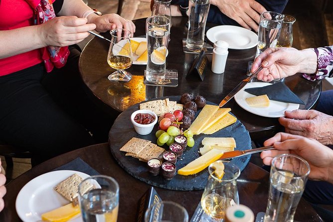 Premium Whiskey and Food Tasting in Dublin - What you actually taste: a flight built for comparing styles