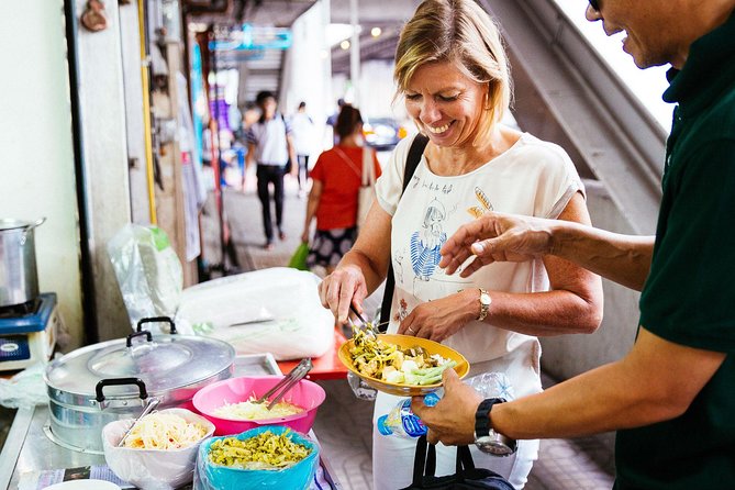 Private Culinary Kickstart Tour of Bangkok with a Local - Stop at Chatuchak Park: Sweet Sticky Rice and Fresh Fruit Cool-Down