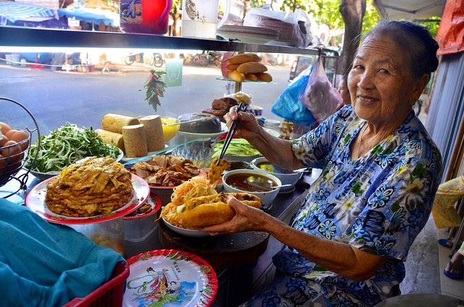 Private Hoi An Evening Food Tastings Tour by Bike - Tra Que Vegetable Village: Where the Noodle Dish Feels Like Soup and Salad