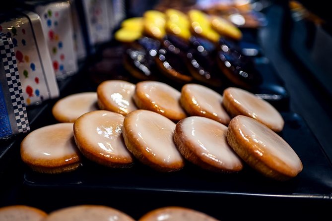 Private Montmartre Food Tour with Wine, Cheese & Pastries - The fabric-shop detour in the 18th arrondissement (and why it matters)