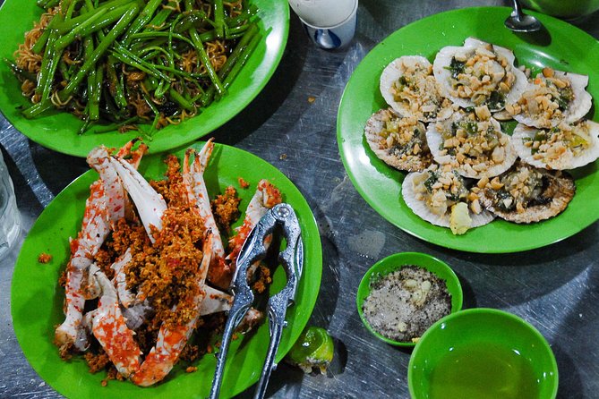 Private Street Food Motorbike Tour in Ho Chi Minh City - Stop 1: Street Food Man and the District 3 Night Ride