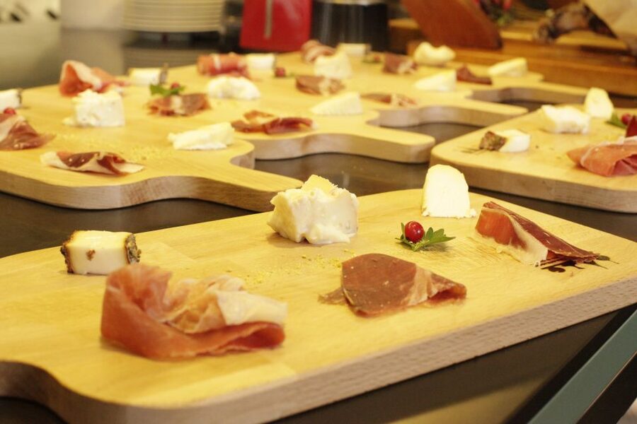 Rome: Food Tour with Market Visit - Il Segreto near the Vatican: Roman pasta with wine, chosen like a local