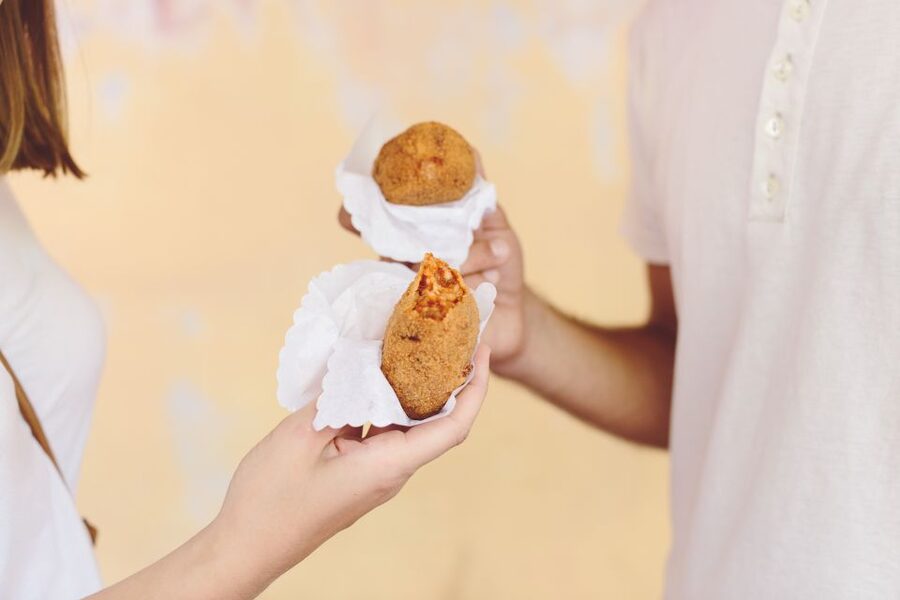 Rome: Twilight Trastevere Food Tour with Wine Tasting - Gelato stop with a quality lesson: how to spot the fake stuff