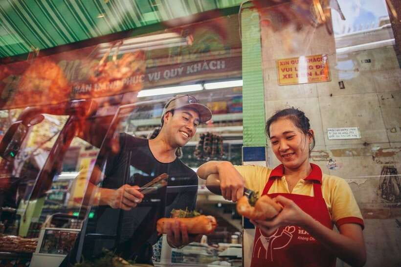 Saigon at Sunset: Ultimate Street Food Experience - Street beer, peanuts, and rice crackers: the night shift
