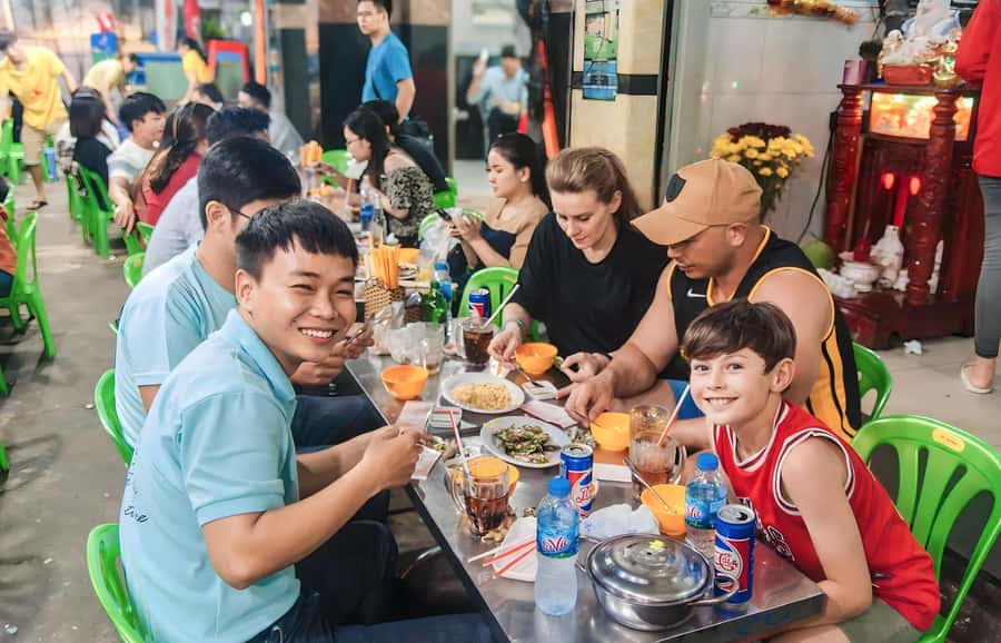 Saigon: Street Food Tasting & Sightseeing Tour by Motorbike - District hopping: what you’ll learn in the short ride segments
