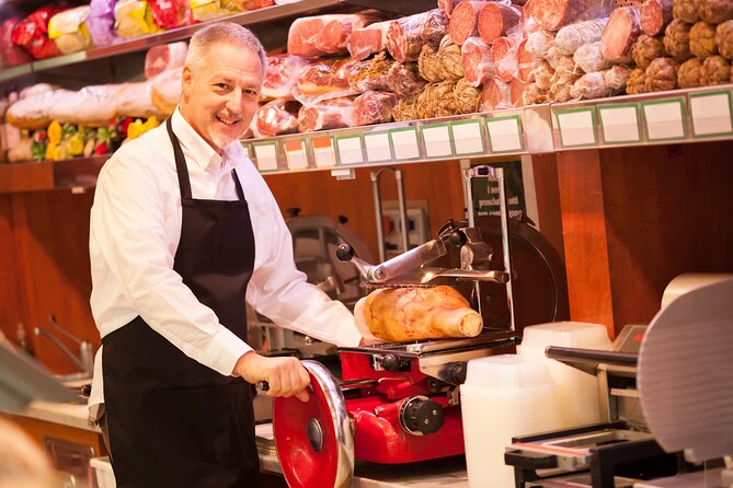 San Luca Experience Tour skip the line and Food Tasting - Quadrilatero and Piazza Maggiore: using the map for real Bologna time
