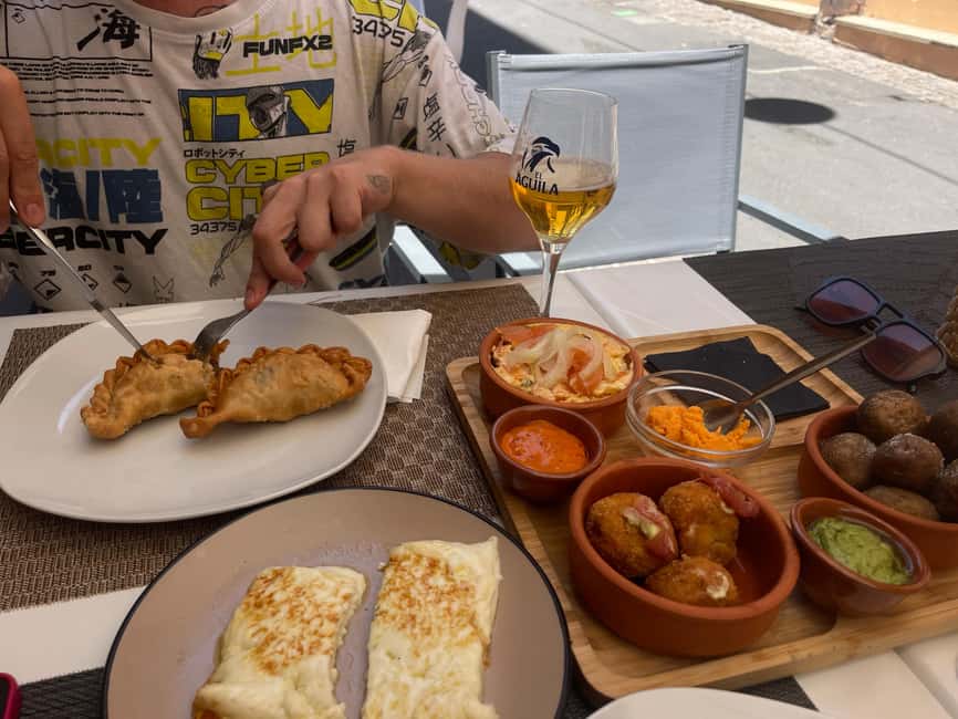 Santa Cruz guided bike tour 1,5 hour + Tapas - Meeting at Calle Dr. Allart and getting ready to ride