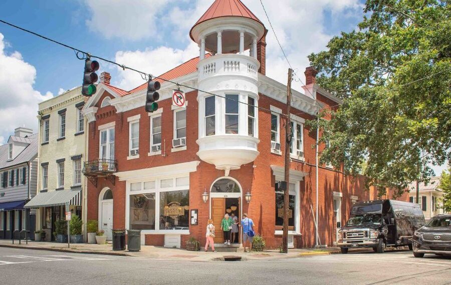 Savannah: Local Favorites Walking Food Tour - Meeting at Zunzi’s on Drayton and Perry: the start that keeps you calm