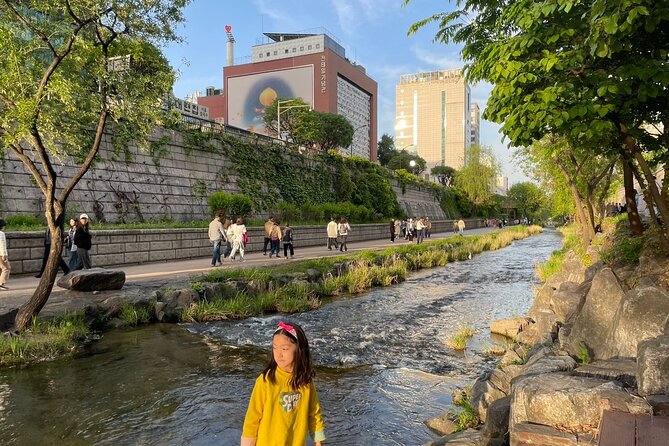 Seoul Fun Food Tour: 12 different food tastings - Suha and the small-group style: how the evening stays fun