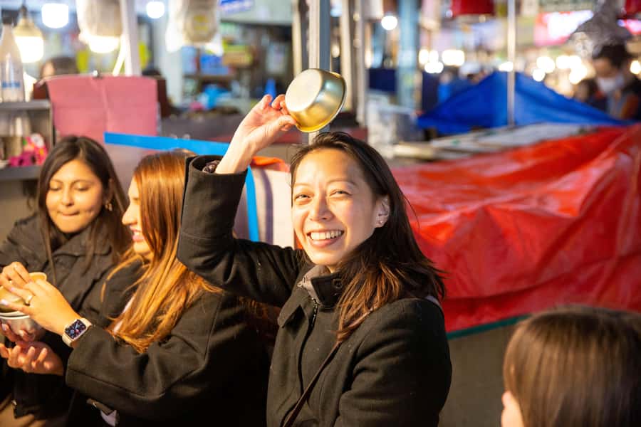 Seoul: Palace, Temple and Market Guided Foodie Tour at Night - Changgyeonggung Palace after dark: lit architecture with a guide’s story