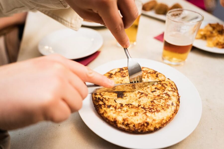 Seville Food Tour with Tapas & Drinks with a Local - The guide’s role: what top hosts like Jason and Anna add