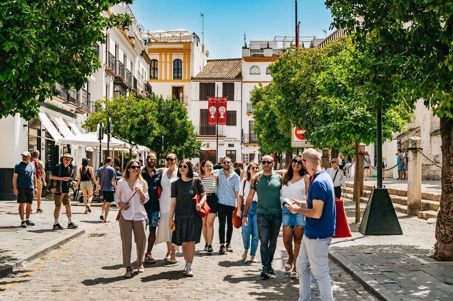 Seville: Tapas, Taverns and History Guided Walking Tour - The guide experience: what the top guides tend to do well