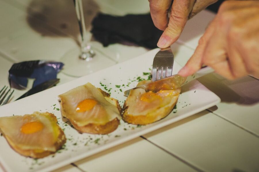 Seville: Tapas Tour Across the River in Triana - What you actually get: drinks, tapas, water, and why it’s good value