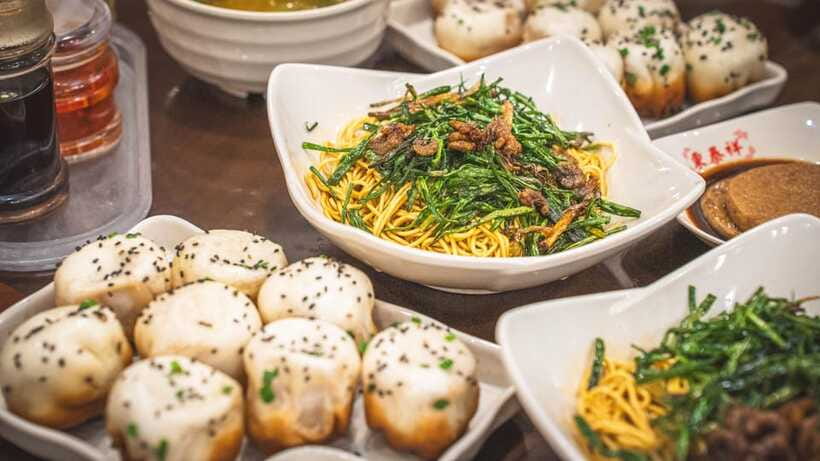 Shanghai: Evening Walking Food Tour - Price and value: what $69 buys in a 3.5-hour food-and-beer plan