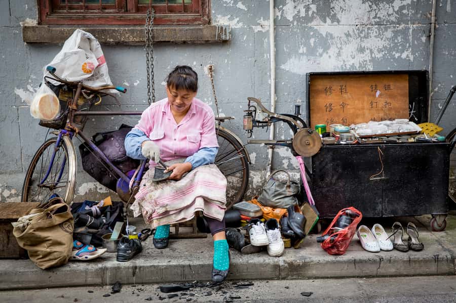 Shanghai Must-See and Foodie Test Bike Tour( Day & Night) - Yu Garden area: back alleys, hidden corners, and snack time