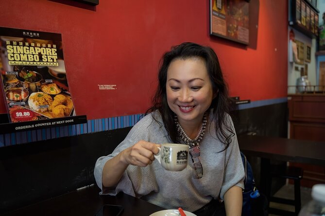 Singapore: Chinatown Hawker Market Food Tour with 7 Food Tastings - Tang dynasty–style temple and the rooftop garden reset