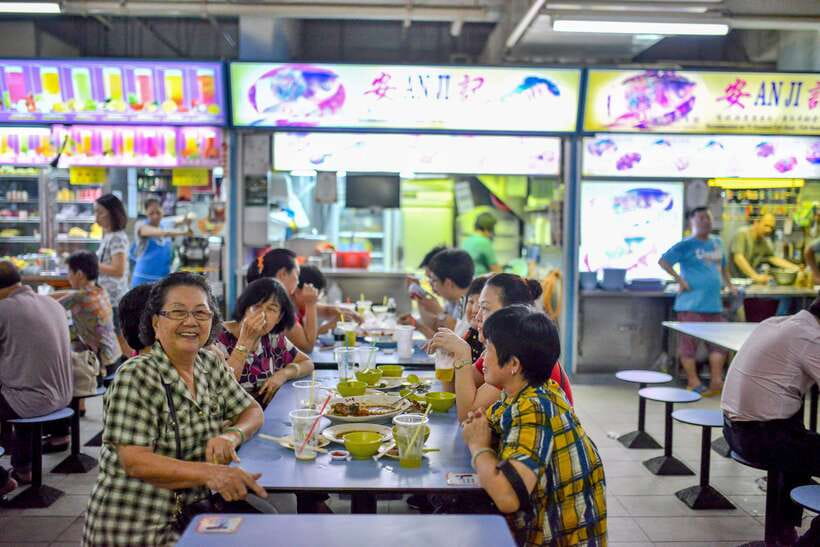 Singapore: Foodie Experience Guided Tour with 5 Tastings - Pagoda Street start: Bakkwa plus fruit and street snacks
