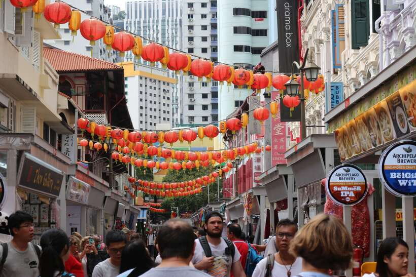 Singapore: Foodie Experience Guided Tour with 5 Tastings - Chinatown Complex hawker centre: choosing between two classics
