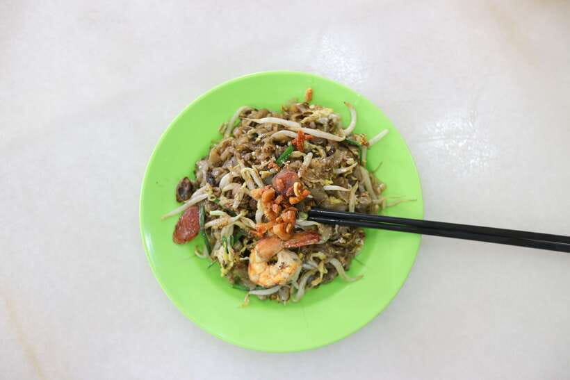 Singapore: Foodie Experience Guided Tour with 5 Tastings - The Michelin-star hawker moment: soya sauce chicken rice