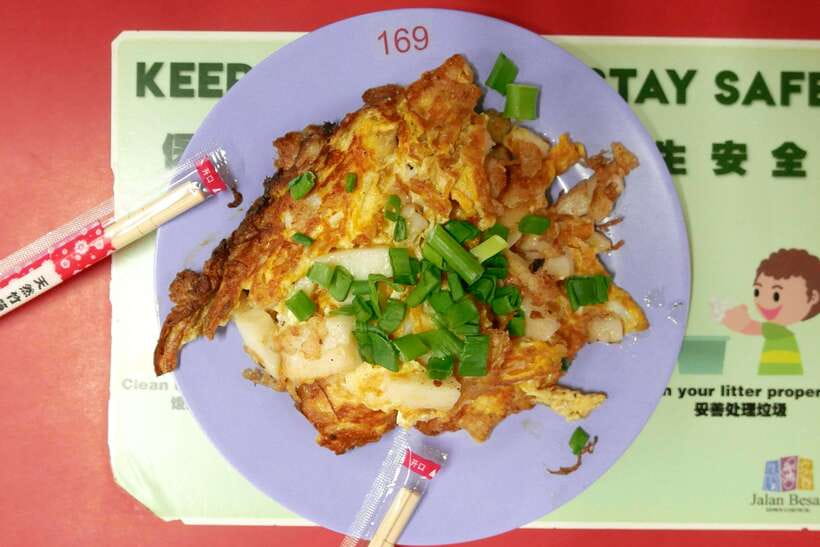 Singapore: Foodie Experience Guided Tour with 5 Tastings - Weather and comfort: what to wear and expect in Chinatown