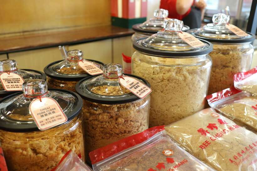 Singapore: Foodie Experience Guided Tour with 5 Tastings - Meeting at Bee Cheng Hiang: the easiest way to start on time