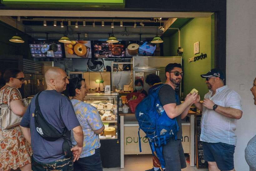 Singapore: Local Hawker Food Tour with Tastings - Hong Lim Market & Food Centre: the line-skip tasting opener