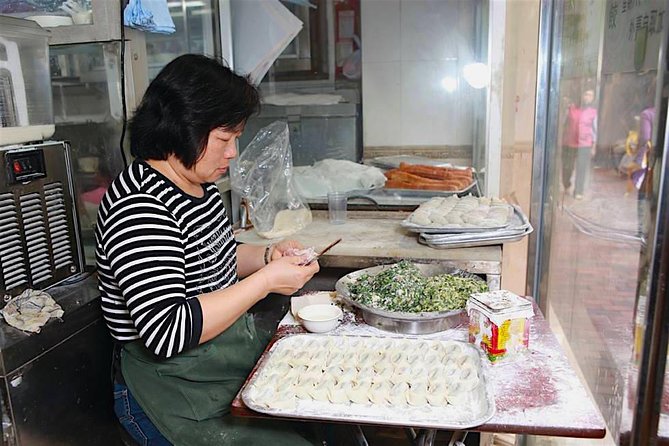 Small Group Kowloon Michelin Rated Street Food and Culture Tour - Wonton Noodles and Egg Tarts: The Comfort-Food Stops That Land