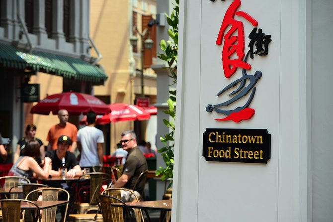 Small Group: Michelin and Local Hawker Food Tour with 9 tastings - Why Maxwell Food Centre is the perfect mid-tour anchor