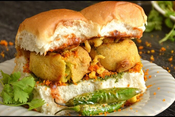 Sowcarpet Street Food Walking Tour in Chennai with guide - Stop 4: Shree Vada Pav and the Potato-Bun Comfort Break