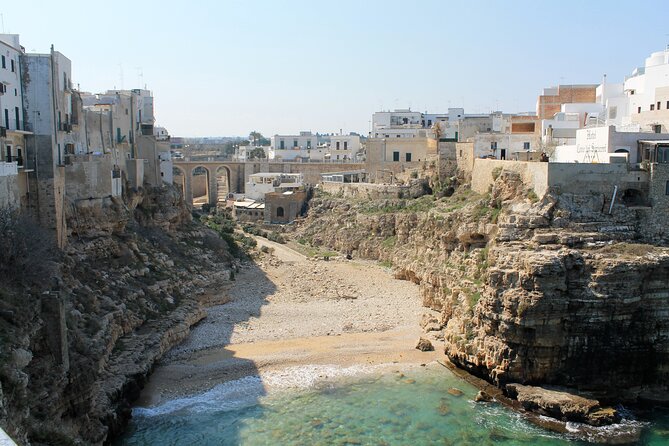 Street food tour of Polignano a Mare - Arco Marchesale entry: the shortcut into the historic center