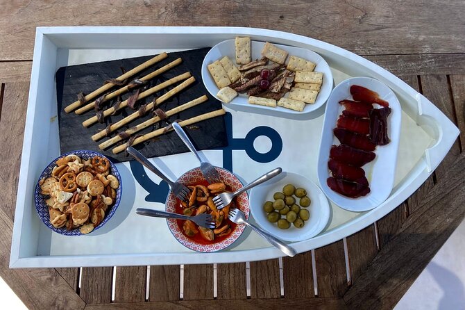 Sunset Boattrip + Tapa + Cava - Boat comfort and sea conditions: your romance checklist