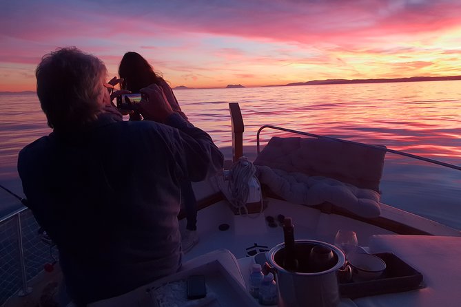 Sunset Boattrip + Tapa + Cava - Photo timing: how to catch the twinkling coast