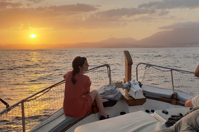 Sunset Boattrip + Tapa + Cava - Who this sunset cruise fits best