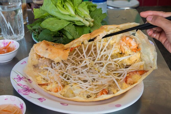 Super Niche Walking Street Food Tour in Ho Chi Minh City - Stop 3: Chợ Lớn (Quận 5) banh mì that locals actually eat