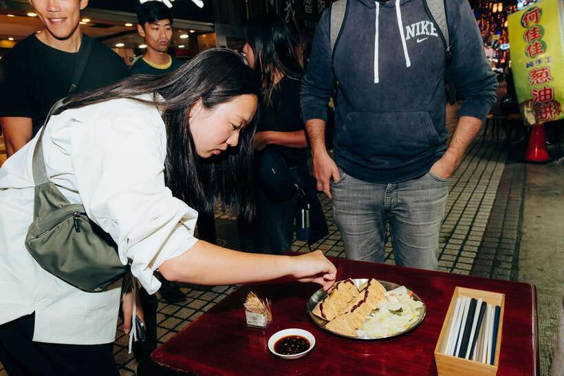 Taipei: Food Tours with Top 10 Taiwanese Food (Lunch/Dinner) - What the guides actually do well on the ground