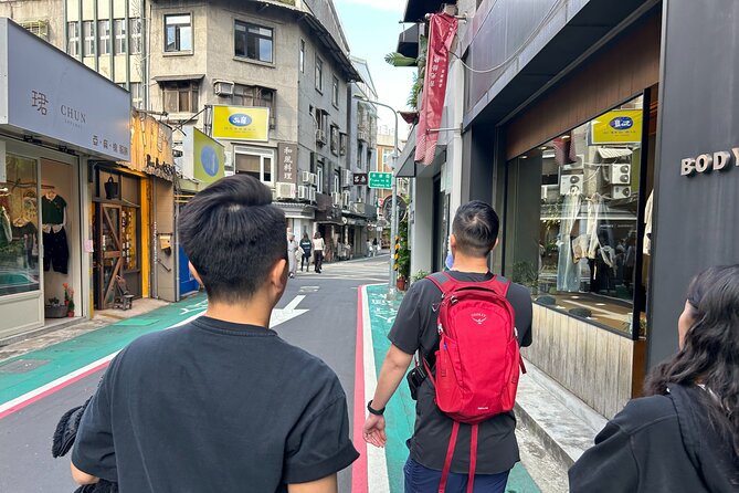 Taipei Hidden Eats, Market & Street Food Tour with 8+ Tastings - How the guides shape the experience (and why small groups feel better)