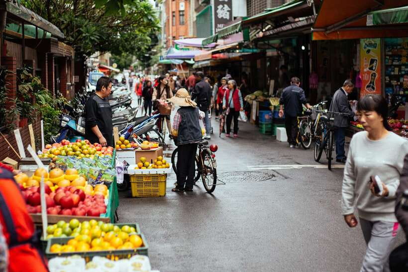 Taipei: Private Food Tour – 10 Tastings with Locals - Mazu Temple, Chiang Kai-shek, and the Taipei Prison Wall: Food With a Spine