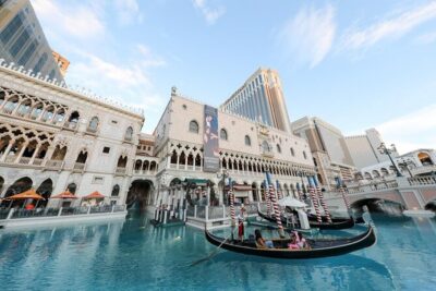 Taste the Vegas Strip: A Local’s Food Tour Experience - The 1.5-Mile Strip Walk: Eating While You See